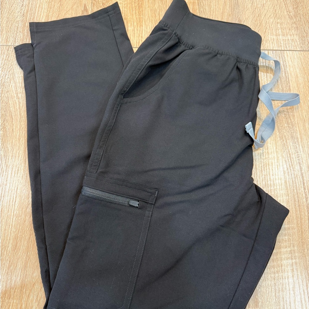 Figs Petite High Waisted Yola Skinny Scrub Pants in Black
